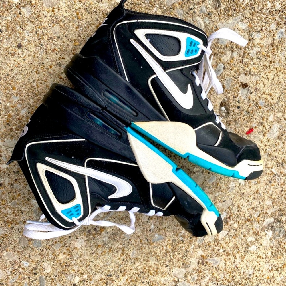 Loved condition 
Size 9 
2010 
Nike Jordan’s 
Look over pictures for details